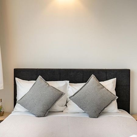 White & Gray Apartment Ретимно Экстерьер фото