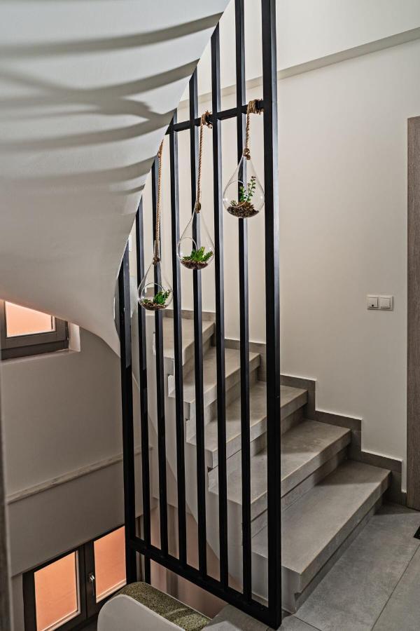White & Gray Apartment Ретимно Экстерьер фото